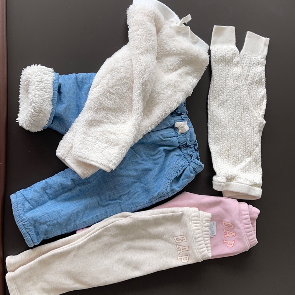 5 Gap 12-18mo pants. Good condition.